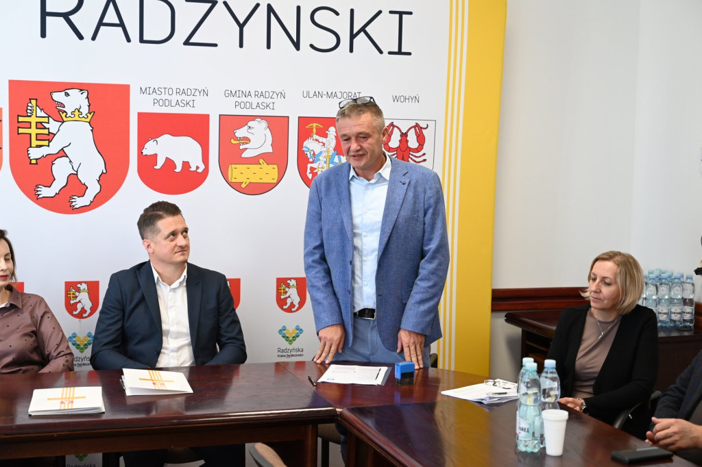 Podpisanie umowy na budowę drogi z Tchórzewa