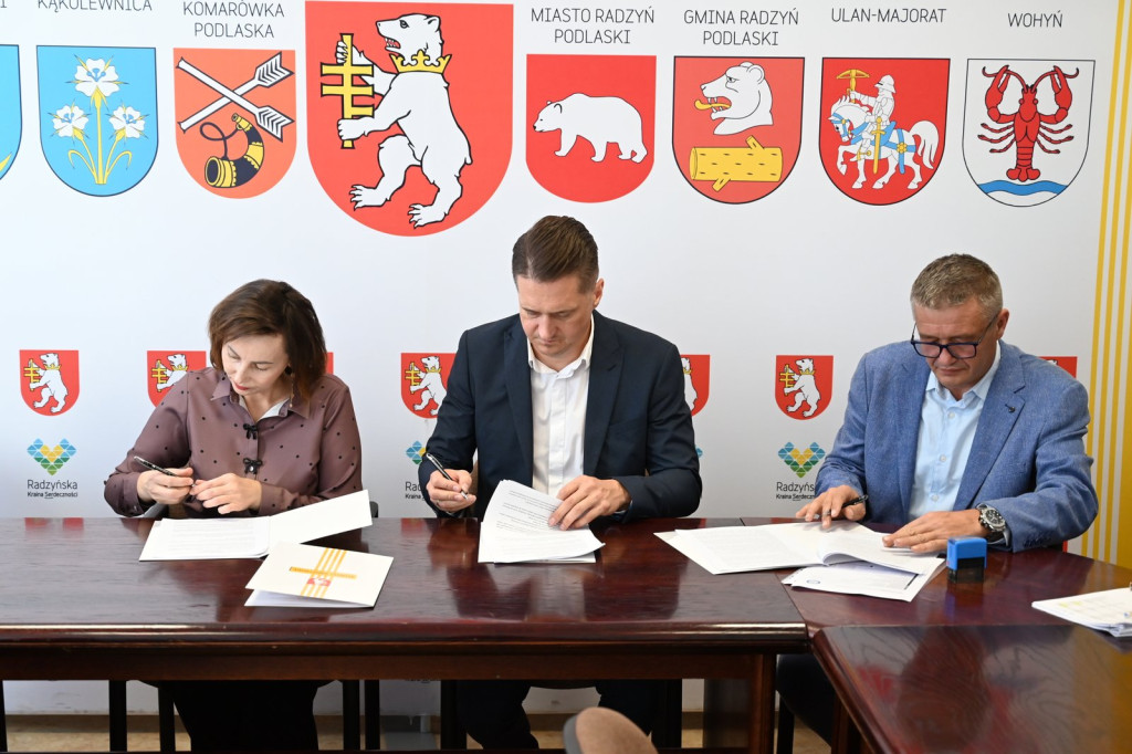 Podpisanie umowy na budowę drogi z Tchórzewa
