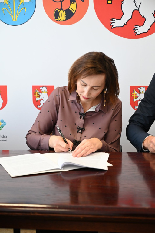 Podpisanie umowy na budowę drogi z Tchórzewa