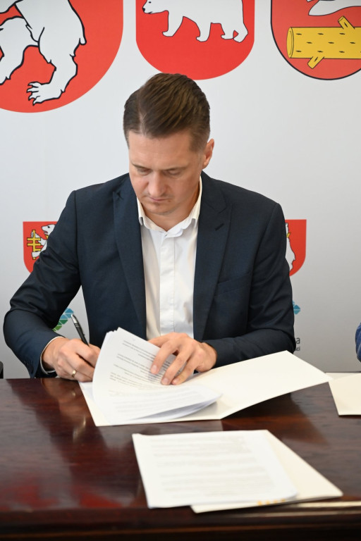 Podpisanie umowy na budowę drogi z Tchórzewa