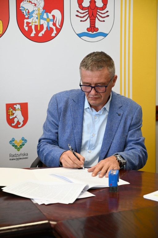 Podpisanie umowy na budowę drogi z Tchórzewa