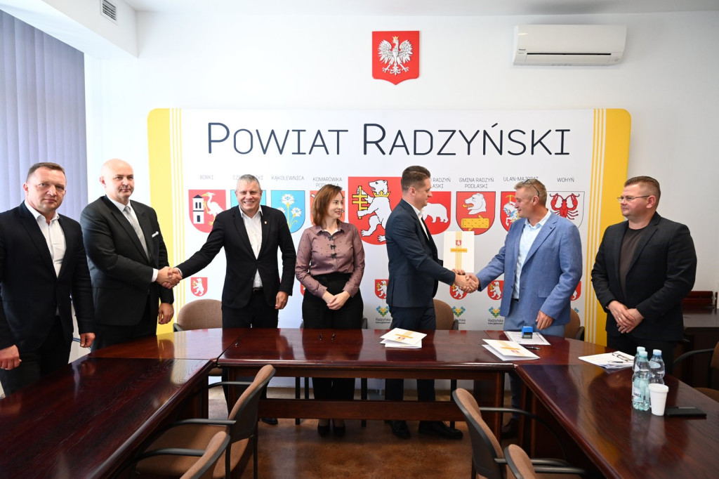 Podpisanie umowy na budowę drogi z Tchórzewa