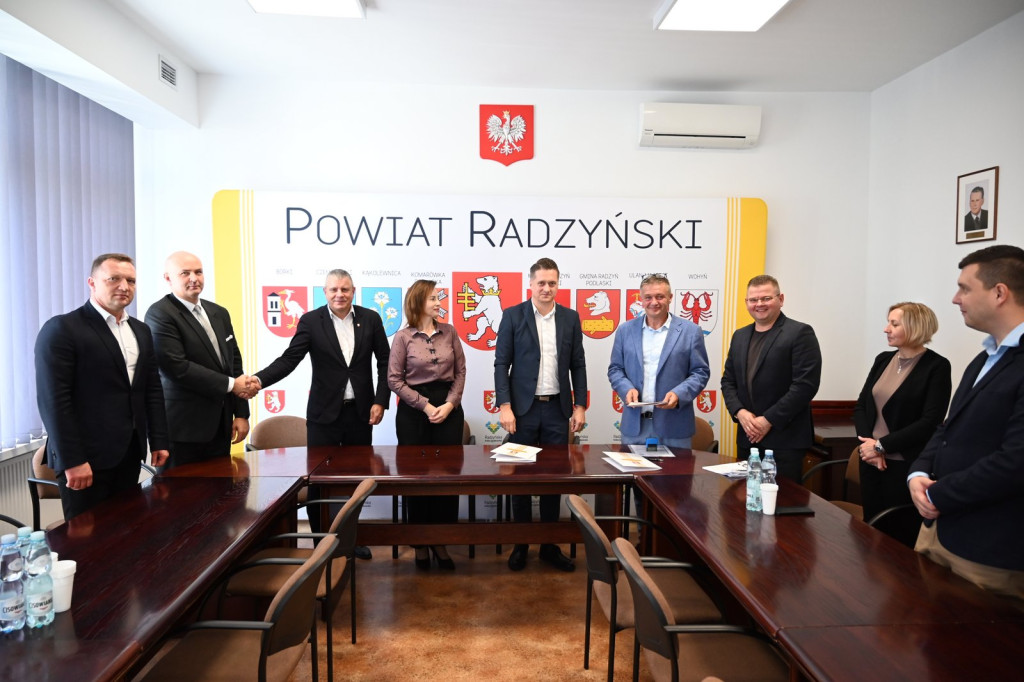 Podpisanie umowy na budowę drogi z Tchórzewa