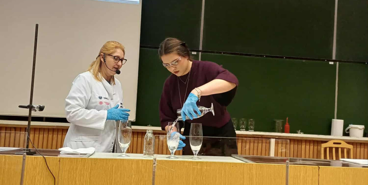 Uczniowie I LO na pokazach chemicznych na UMCS-ie