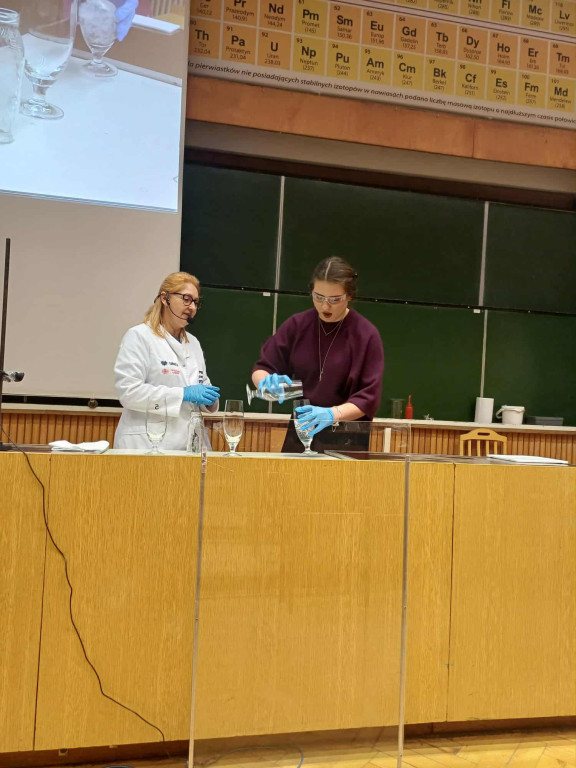Uczniowie I LO na pokazach chemicznych na UMCS-ie