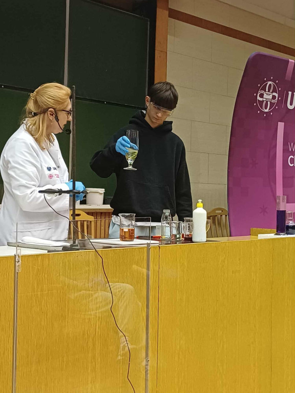 Uczniowie I LO na pokazach chemicznych na UMCS-ie