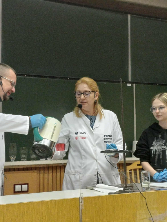 Uczniowie I LO na pokazach chemicznych na UMCS-ie