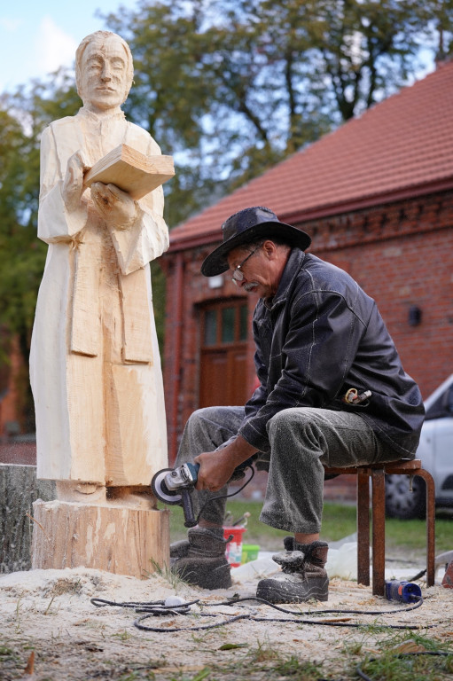 Plener rzeźbiarski w Komarówce Podlaskiej