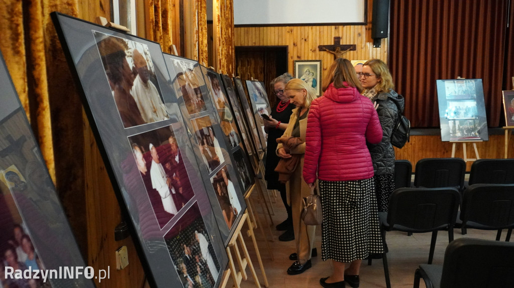 Wystawa fotografii radzynian z Janem Pawłem II