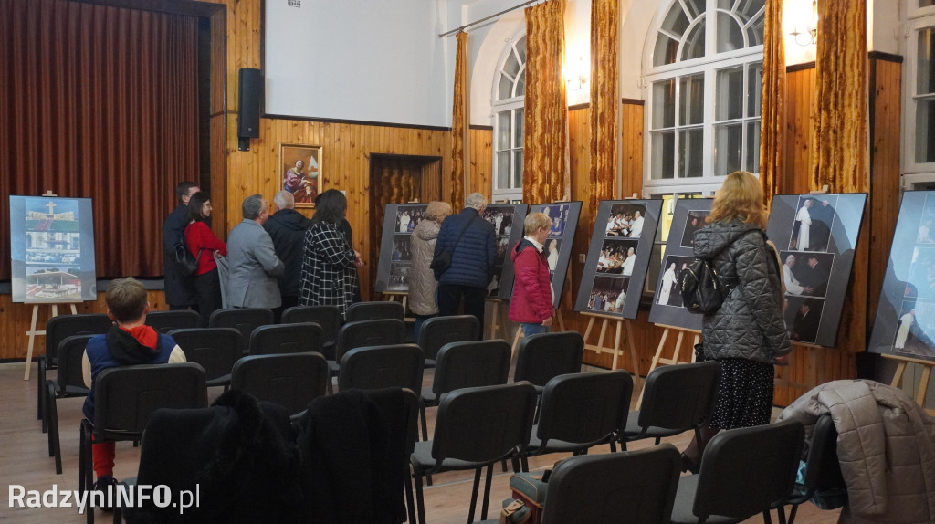 Wystawa fotografii radzynian z Janem Pawłem II