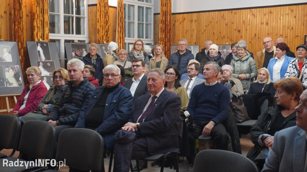 Wystawa fotografii radzynian z Janem Pawłem II