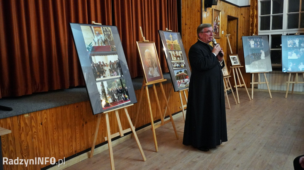 Wystawa fotografii radzynian z Janem Pawłem II