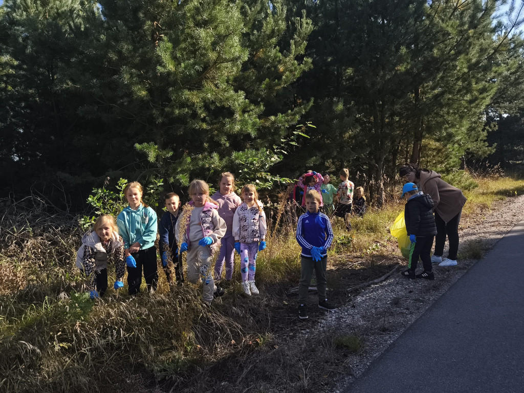 Akcja >>Sprzątanie Świata<< w Komarówce i Walinnie