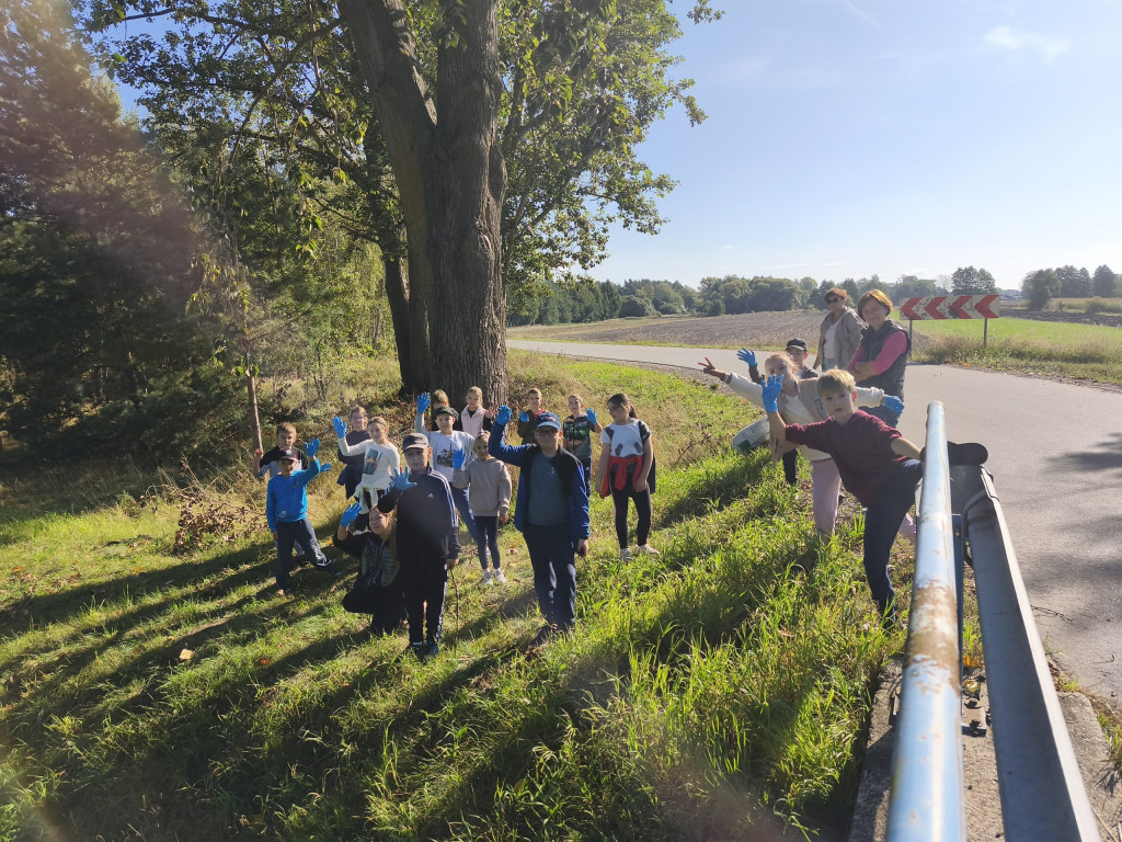 Akcja >>Sprzątanie Świata<< w Komarówce i Walinnie