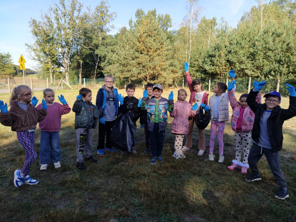 Akcja >>Sprzątanie Świata<< w Komarówce i Walinnie