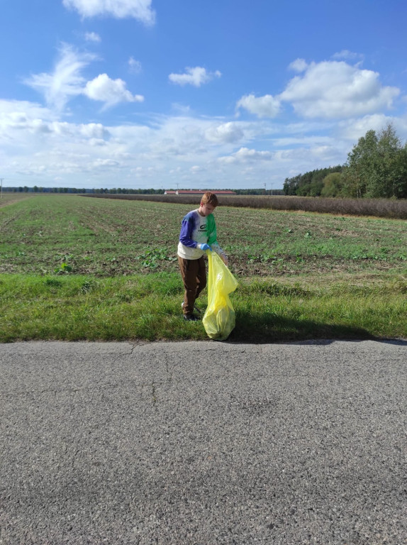 Akcja >>Sprzątanie Świata<< w Komarówce i Walinnie