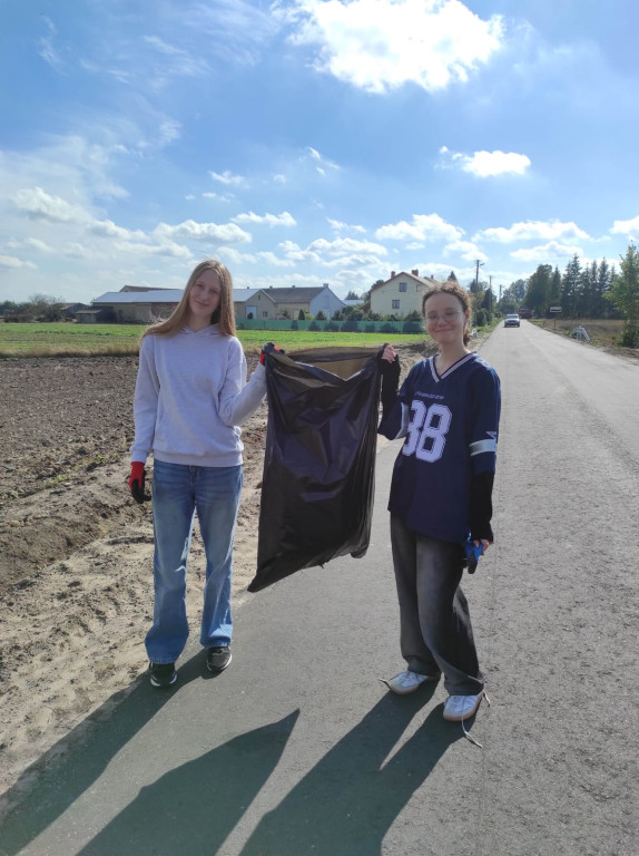 Akcja >>Sprzątanie Świata<< w Komarówce i Walinnie
