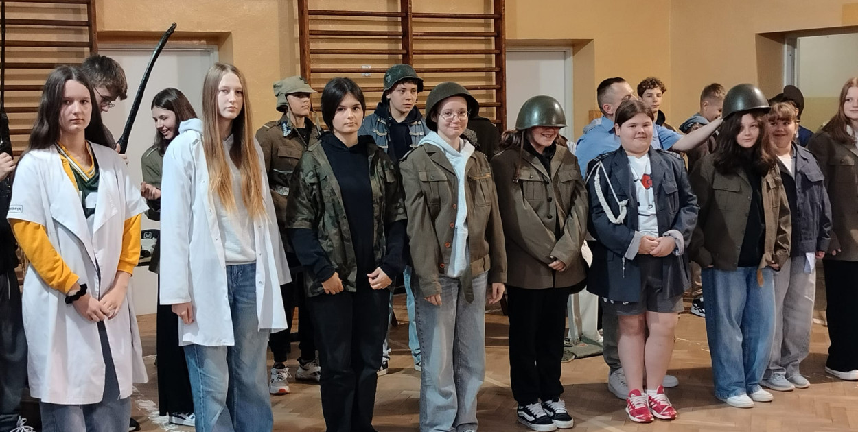 Pokaz historyczny w SP w Komarówce Podlaskiej