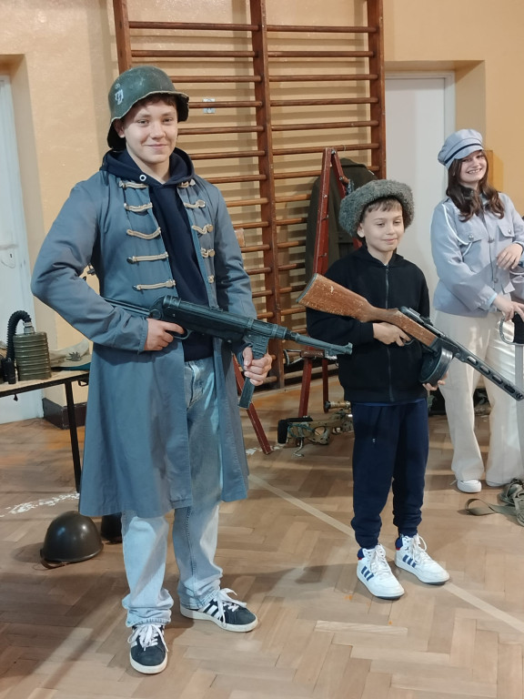 Pokaz historyczny w SP w Komarówce Podlaskiej
