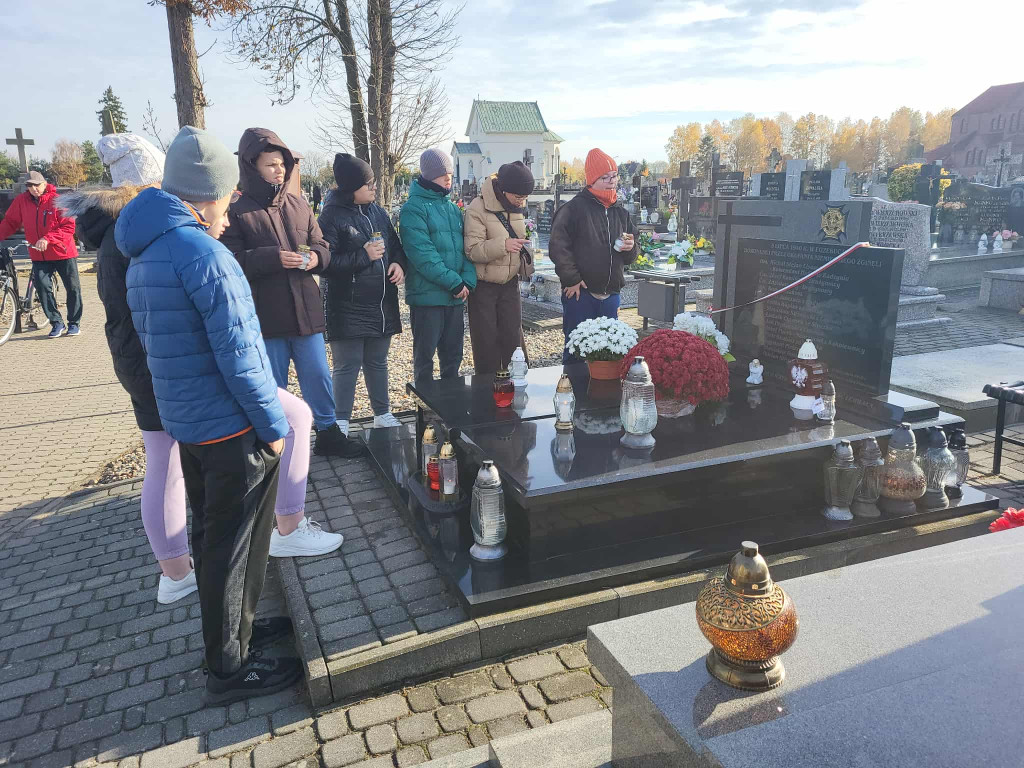 Wizyta uczniów SOSW na cmentarzu