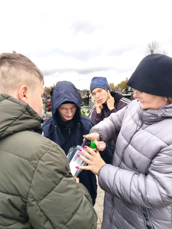 Wizyta uczniów SOSW na cmentarzu