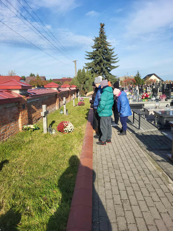 Wizyta uczniów SOSW na cmentarzu