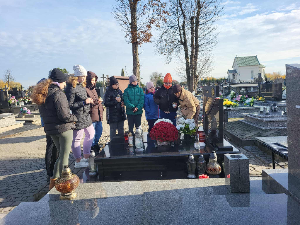 Wizyta uczniów SOSW na cmentarzu