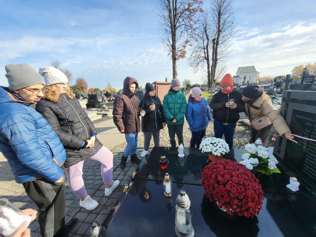 Wizyta uczniów SOSW na cmentarzu