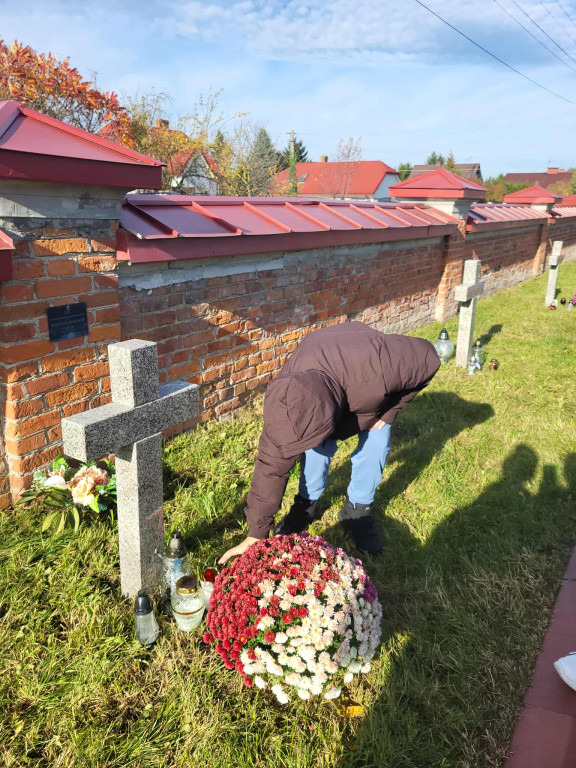 Wizyta uczniów SOSW na cmentarzu