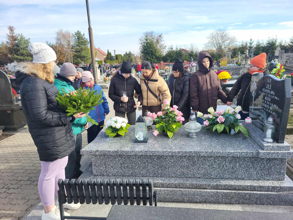 Wizyta uczniów SOSW na cmentarzu