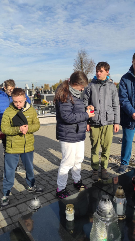 Wizyta uczniów SOSW na cmentarzu