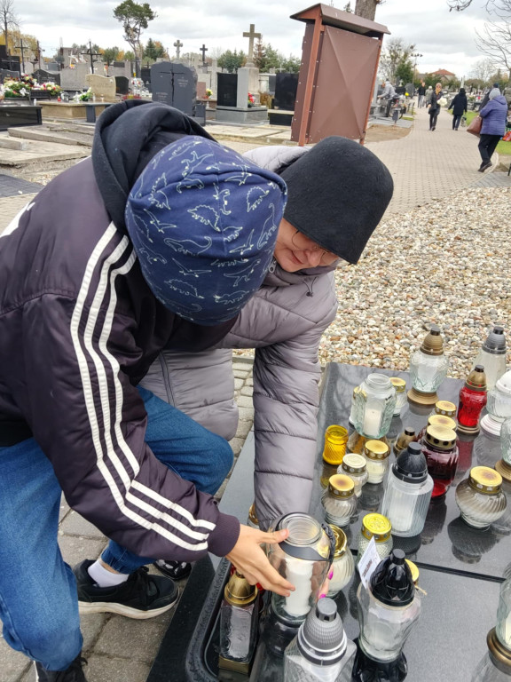 Wizyta uczniów SOSW na cmentarzu