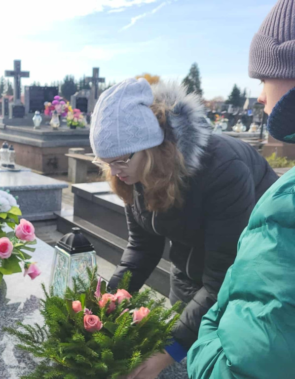 Wizyta uczniów SOSW na cmentarzu