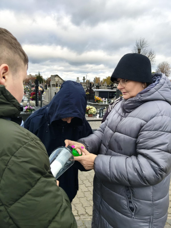 Wizyta uczniów SOSW na cmentarzu