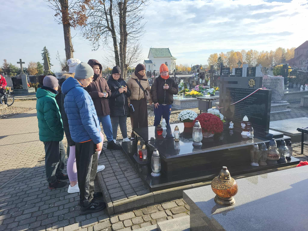 Wizyta uczniów SOSW na cmentarzu