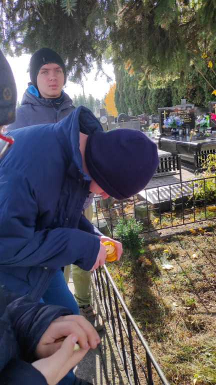 Wizyta uczniów SOSW na cmentarzu