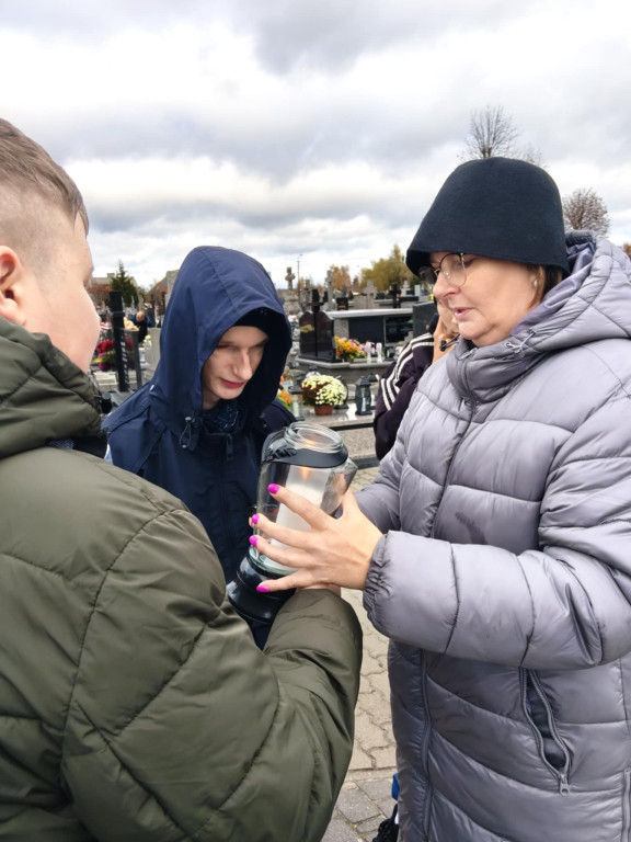 Wizyta uczniów SOSW na cmentarzu