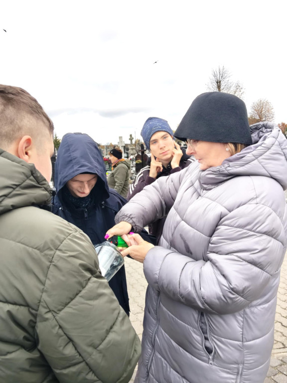 Wizyta uczniów SOSW na cmentarzu