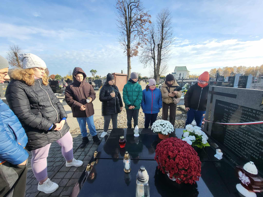 Wizyta uczniów SOSW na cmentarzu