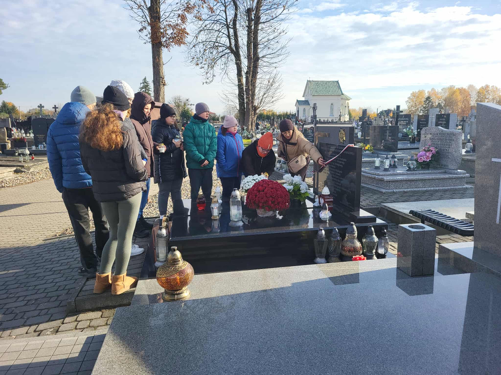 Wizyta uczniów SOSW na cmentarzu