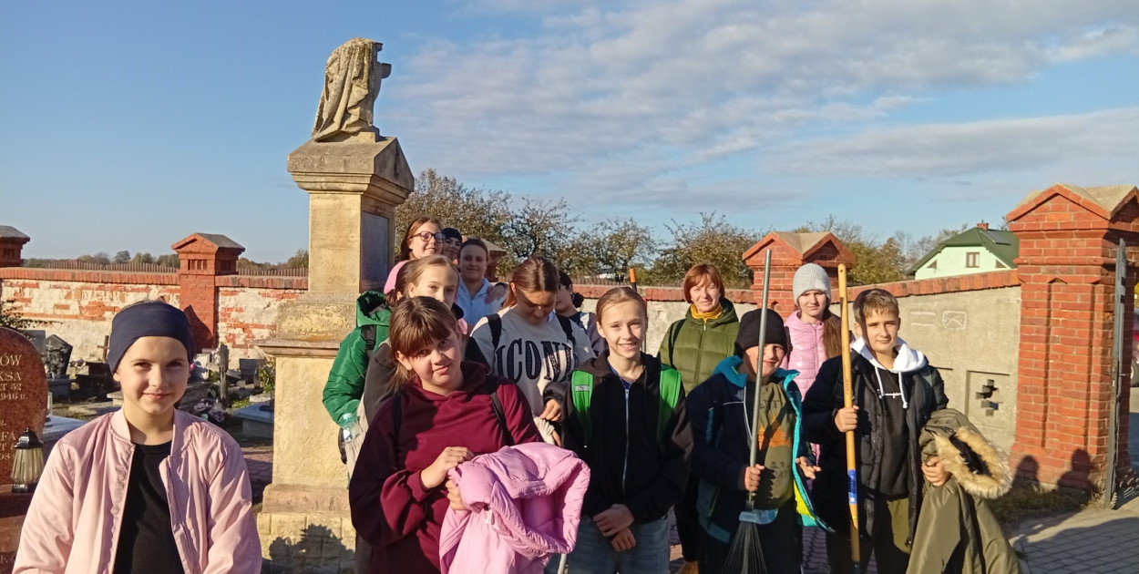 Akcja sprzątania cmentarza w Komarówce