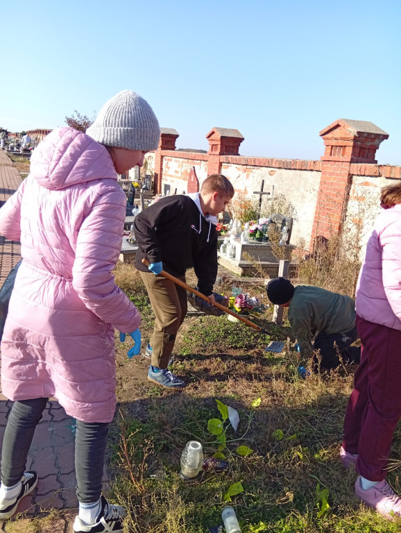 Akcja sprzątania cmentarza w Komarówce