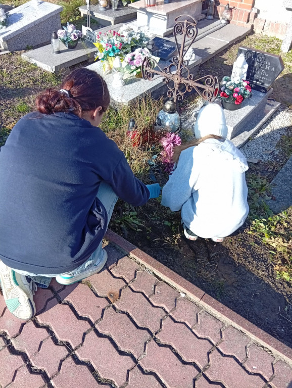 Akcja sprzątania cmentarza w Komarówce