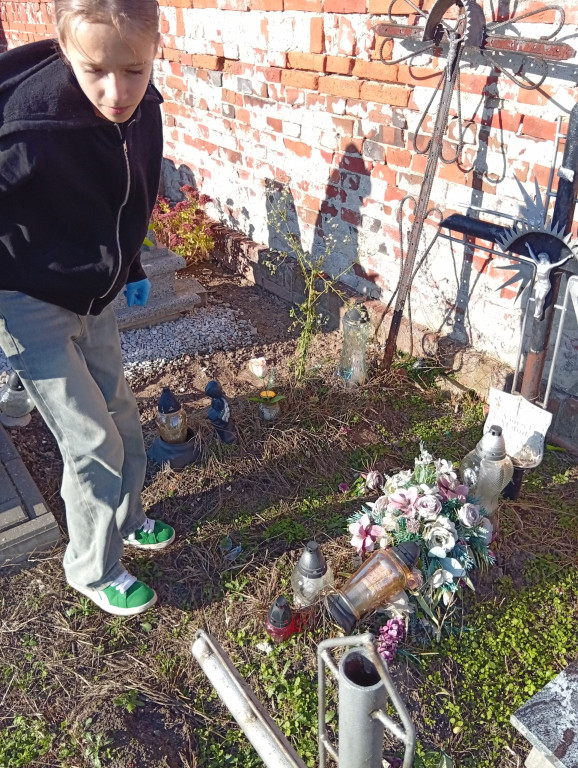 Akcja sprzątania cmentarza w Komarówce