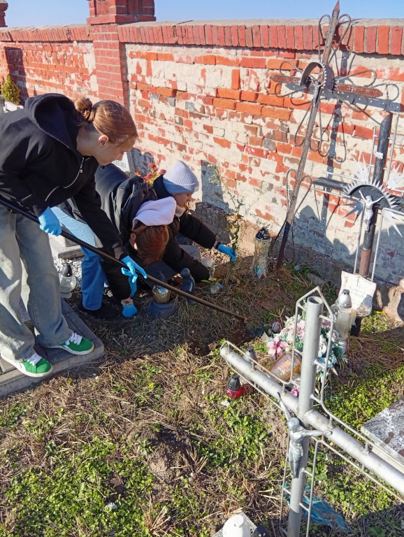 Akcja sprzątania cmentarza w Komarówce