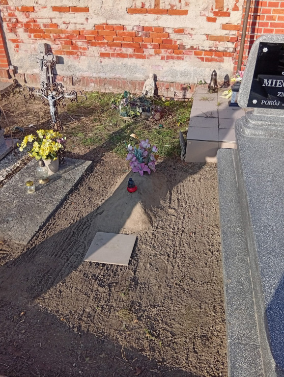 Akcja sprzątania cmentarza w Komarówce