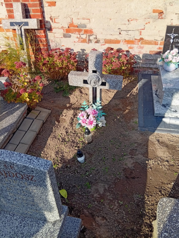 Akcja sprzątania cmentarza w Komarówce