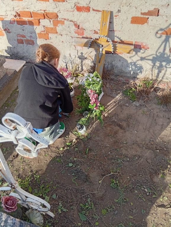 Akcja sprzątania cmentarza w Komarówce