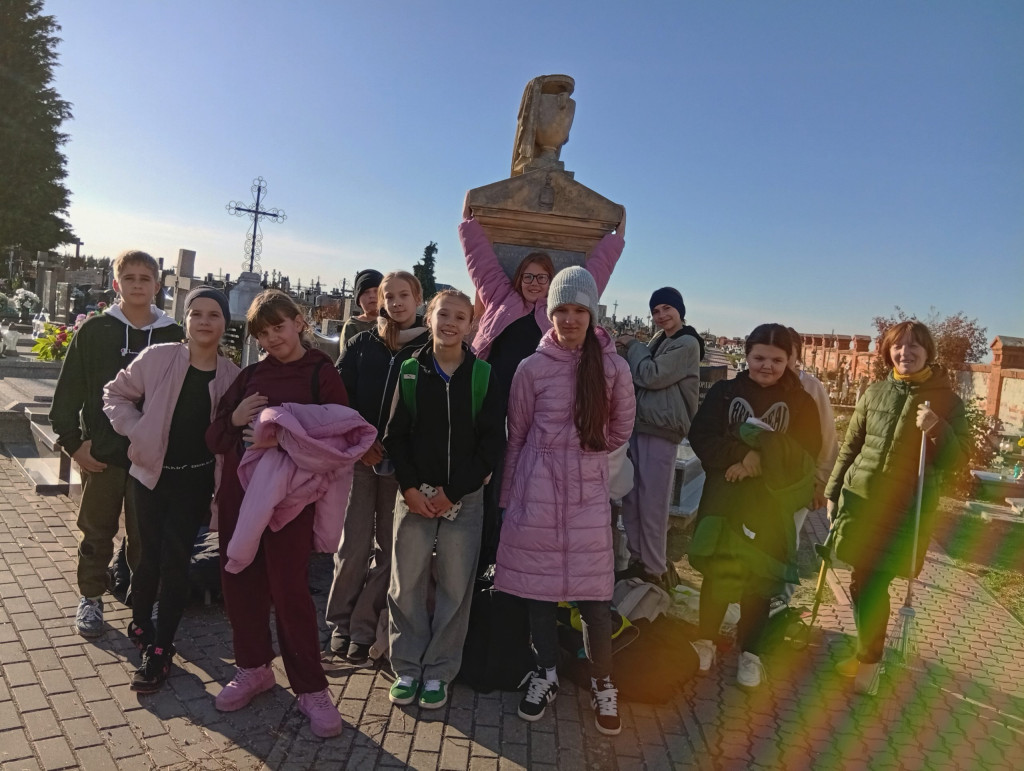 Akcja sprzątania cmentarza w Komarówce