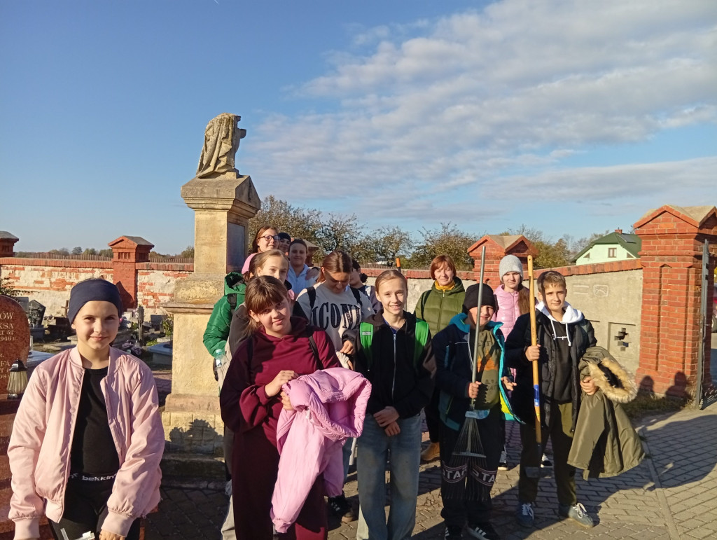 Akcja sprzątania cmentarza w Komarówce